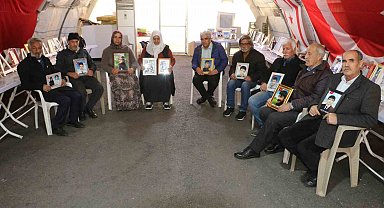 Evlatlarına kavuşan anneler, nöbetteki annelere destek olmaya devam ediyor