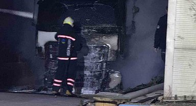 Fabrika bahçesinde duran boş tırın kupası alev topuna döndü