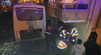 Freni boşalan midibüs park halindeki araçlara çarpıp apartman boşluğuna düştü