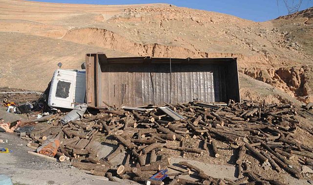 Freni boşalan odun yüklü kamyon şarampole devrildi: 2 yaralı