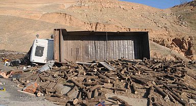 Freni boşalan odun yüklü kamyon şarampole devrildi: 2 yaralı
