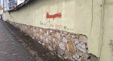 Gazeteci Uğur Mumcu'nun doğduğu evin duvarlarına zarar verildi