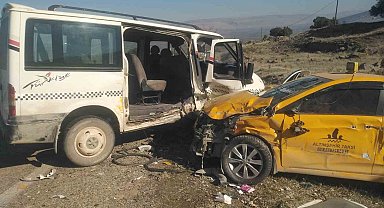 Gaziantep'te hafif ticari araç ile ticari taksi çarpıştı: 7 yaralı