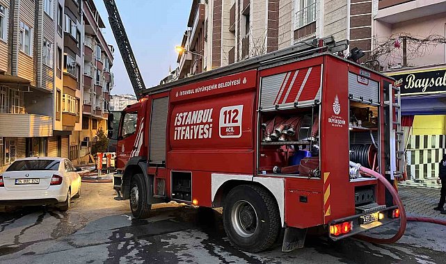 Gaziosmanpaşa'da binanın çatısı alev alev yandı