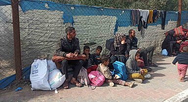 Gazze Şeridi'nin kuzeyindeki evlerine dönmek isteyen Filistinlilerin bekleyişi sürüyor