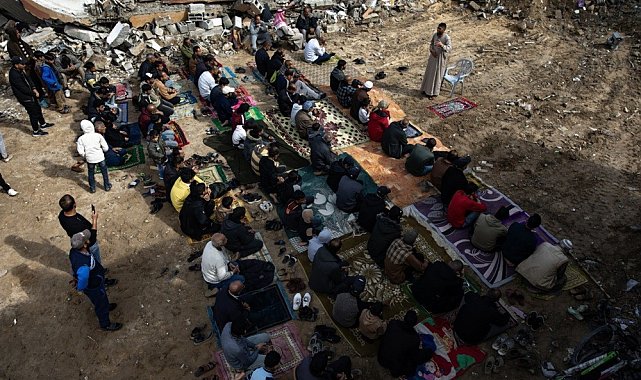 Gazze'de ateşkesin ardından ilk cuma namazı cami enkazında kılındı