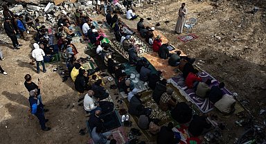 Gazze'de ateşkesin ardından ilk cuma namazı cami enkazında kılındı