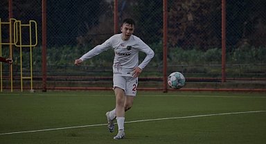 Genç futbolcu kariyerini İzmir'de sürdürecek