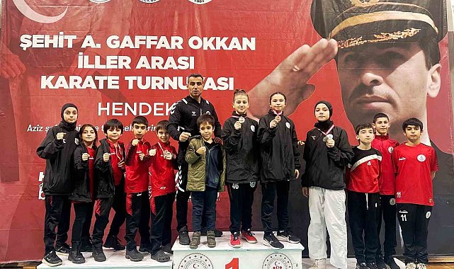 Genç karateciler kürsüye çıktı