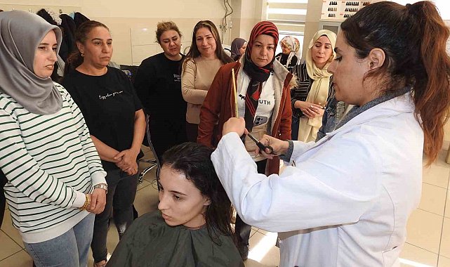 Genç kızlar kuaförlük kursu ile meslek sahibi oluyor