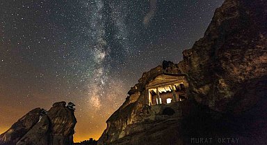 Gerdekkaya ve Yazılıkaya anıtları samanyolu manzarası ile aynı karede buluştu