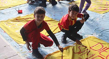 Göztepeli çocuklar, Alanyaspor maçının pankartlarını yaptı