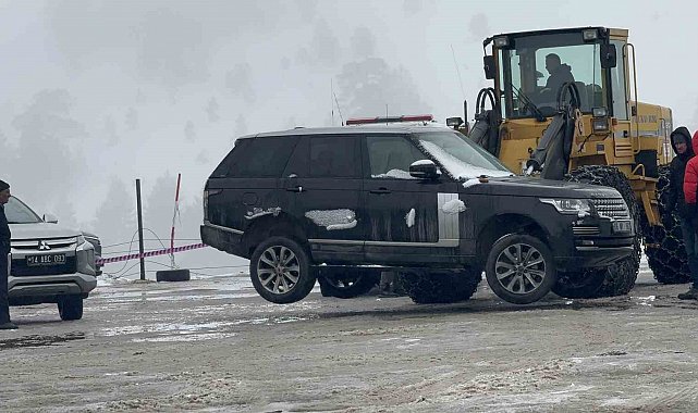 Grand Kartal Otel'de park halindeki araçlar kaldırılıyor