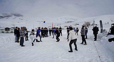 Gümüşhane'nin Yenice Köyü'nde kar voleybolu geleneği 32 yıldır sürüyor
