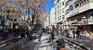 Güneşli havayı fırsat bilen vatandaşlar kent merkezinde yoğunluk oluşturdu