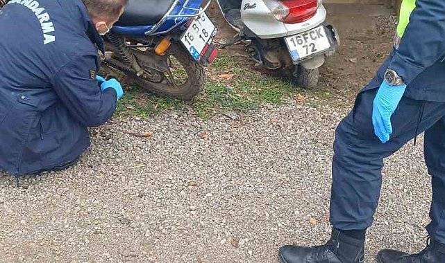Güpegündüz kapının önündeki motosikletleri çalındı