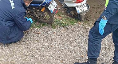 Güpegündüz kapının önündeki motosikletleri çalındı