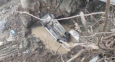 Hafif ticari araç 8 metre yükseklikten çaya uçtu: 3 yaralı