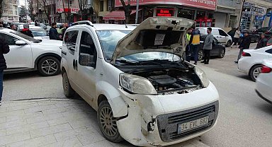 Hafif ticari araç ile otomobil çarpışması sonucu 1 kişi yaralandı