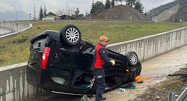 Hafif ticari araç takla attı: 4 yaralı