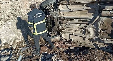 Hafif ticari araç yan yattı: 2 yaralı