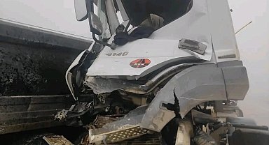 Hafriyat kamyonu ile beton mikseri çarpıştı: 2 yaralı