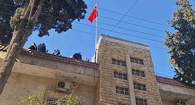 Halep Başkonsolosluğu'nda Türk bayrağı göndere çekildi