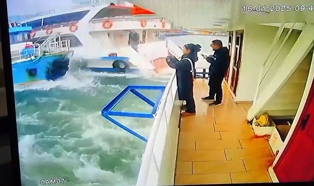 Haliç'te yolcu vapuru balıkçı teknesine çarptı: O anlar kamerada