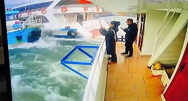 Haliç'te yolcu vapuru balıkçı teknesine çarptı: O anlar kamerada