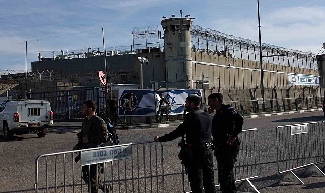 Hamas, 3 İsrailli esiri Kızılhaç'a teslim etti