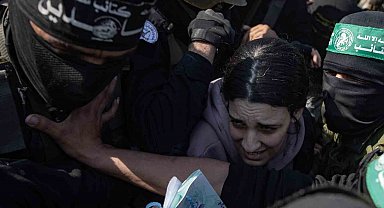 Hamas, 7 esiri Yahya Sinwar'ın evinin önünde Kızılhaç'a teslim etti