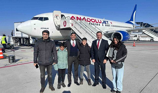 Hamur Kaymakamı Mahir, pilot olma hayali kurulan öğrencilerle havalimanını gezdi