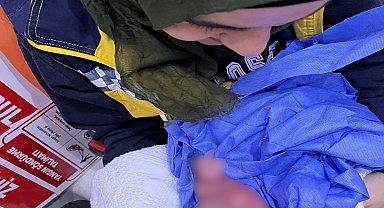 Hastane yolunda doğumu başlayan kadın bebeğini ambulansta dünyaya getirdi