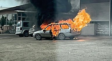 Hatay'da alev alan otomobil yanarak kullanılamaz hale geldi