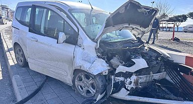 Hatay'da hafif ticari araç otomobille çarpıştı: 3 yaralı
