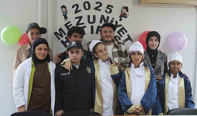 Hayallerindeki mesleklerle ilgili kıyafetler giyip diplomayı meslek sahiplerinden aldılar