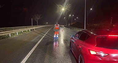 Heyelanın meydana geldiği yol çamurla doldu, trafik yine aksadı