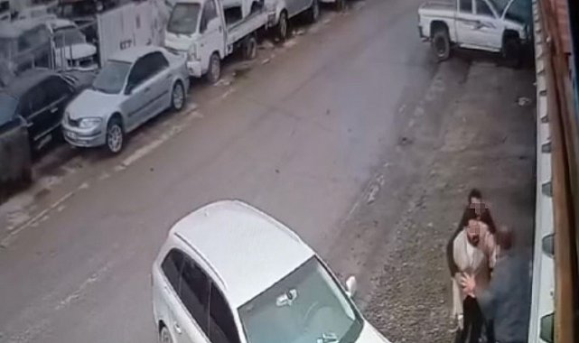 Hiç tanımadığı kişi tarafından bıçaklandı, polisin hayat kurtaran müdahalesi kamerada