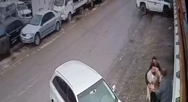 Hiç tanımadığı kişi tarafından bıçaklandı, polisin hayat kurtaran müdahalesi kamerada