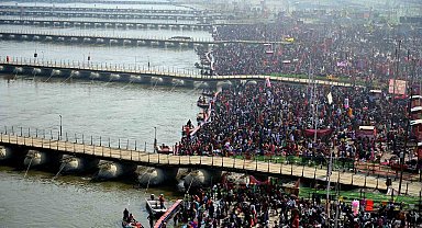 Hindu festivalinde izdiham: 17 ölü