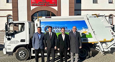 Hisarcık İlçe Özel İdaresine hibe yeni çöp toplama kamyonu ve 65 çöp konteyneri