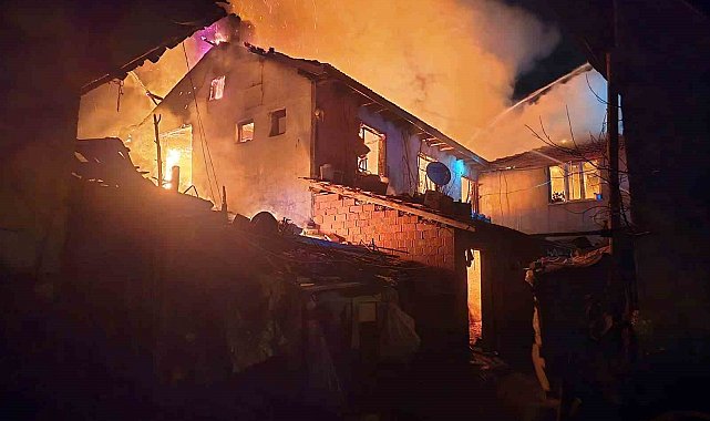 Hisarcık'ta çıkan yangında 2 ev ile 1 ahır zarar gördü