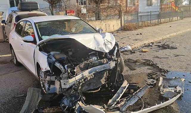 İki otomobilin çarpıştığı kaza güvenlik kamerasına yansıdı: 2 yaralı