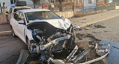 İki otomobilin çarpıştığı kaza güvenlik kamerasına yansıdı: 2 yaralı