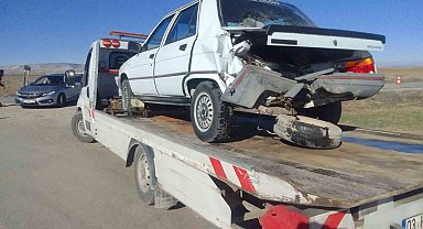 İki otomobilin çarpıştığı kazada sürücüler yaralandı