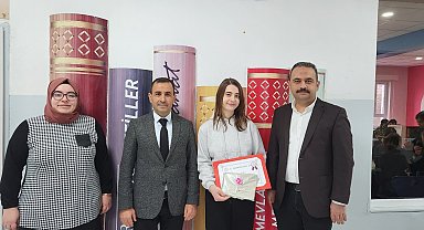 İl birinciliğini hak kazanan öğrencilere hediye takdiminde bulundu