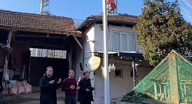 İnegöl'de bir evin bahçesinde şehit mezarları bulunuyor