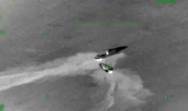 İnsan kaçakçısı lastik botu Sahil Güvenlik botunun üzerine sürdü