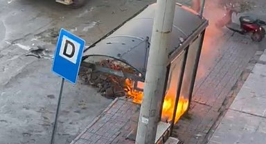 İş makinesi elektrik tellerine zarar verince yangın çıktı