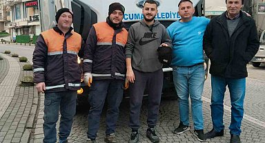 İşçiler tarafından içinde para ve ziynet eşyalarının bulunan çanta sahibine teslim edildi